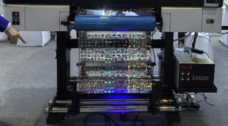 التجفيف السريع: يمكن لمصباح الأشعة فوق البنفسجية LED معالجة حبر الأشعة فوق البنفسجية مباشرة ، مما يحقق التجفيف الفوري ، وهو مريح وسريع ، ويقصر وقت التفاعل ، ويحسن بشكل كبير من كفاءة الطباعة. تحسين كفاءة الطباعة بشكل كبير.