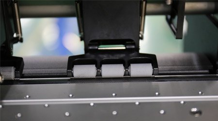 تعمل أسطوانة الضغط المطاطية من الفلور على تقليل الكهرباء الساكنة وتضمن تغذية الورق بدقة.